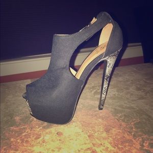 Women’s Size 7 Platform Heel.